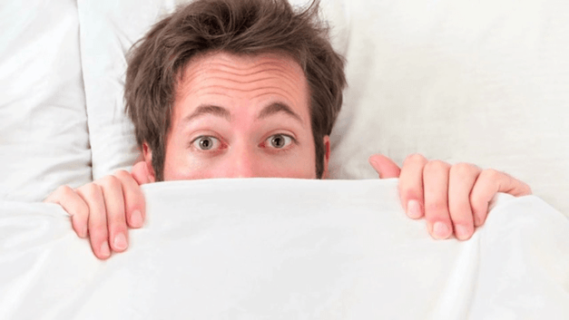 L'uomo è timido per le dimensioni del pene