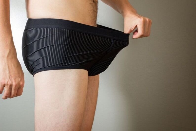 L'uomo guarda il pene dopo l'ingrandimento con la limonata